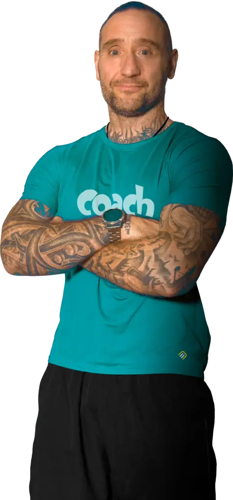 Mathias Buchta, Inhaber des Fitnessstudios neben der Ferienwohnung Plauen, mit verschränkten Armen im Coach-Shirt
